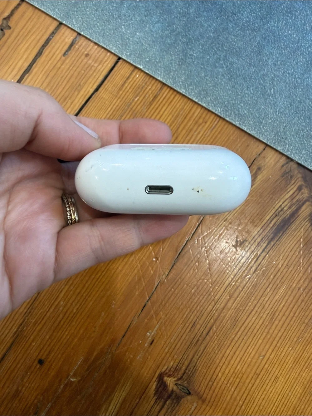 Apple AirPods *broken* White Wireless Earbuds Charging Case - USB-C Port